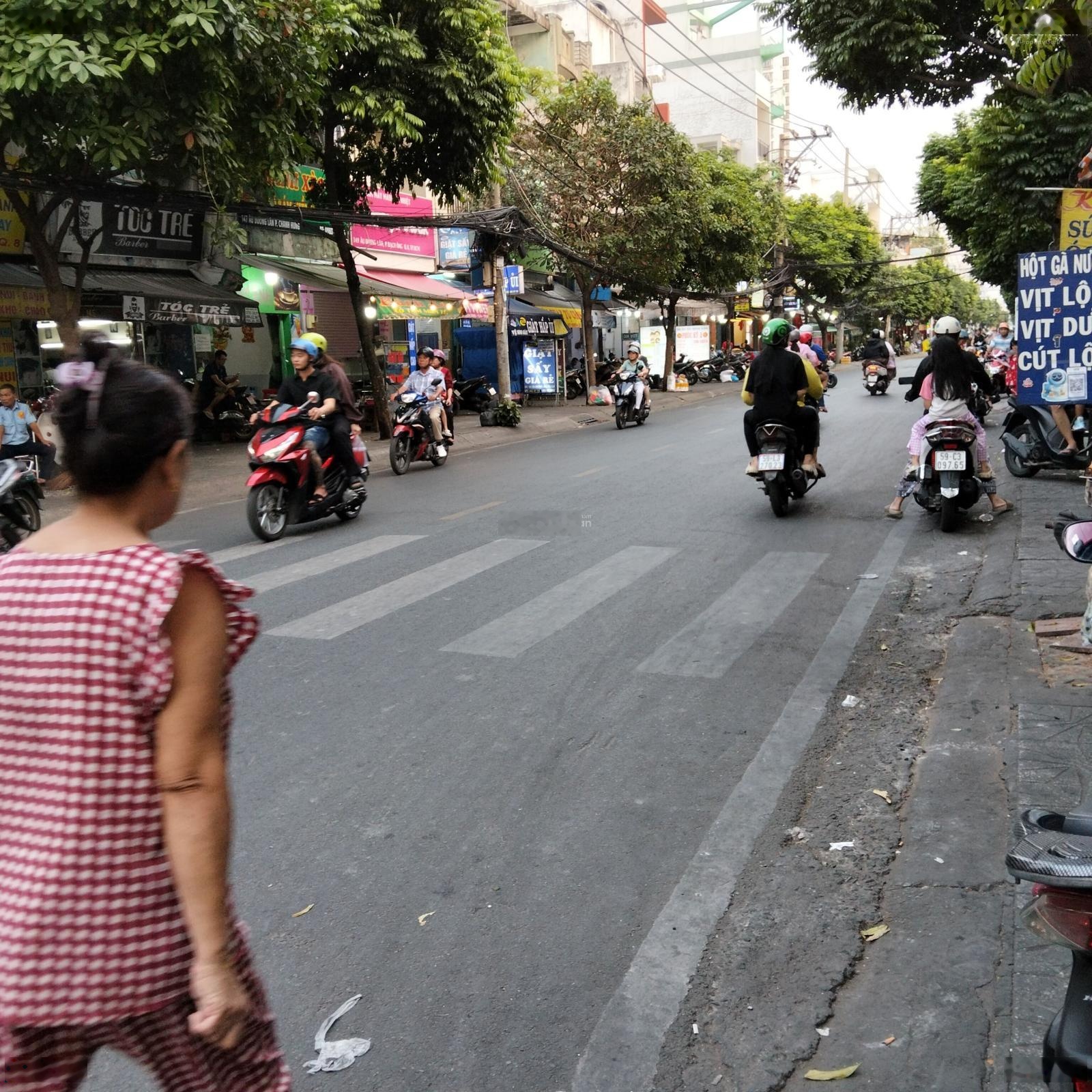 Nhà 3 tầng - Âu Dương Lân - xe hơi đỗ nhà - sổ vuông vức 69.9m2 - chỉ 9 tỷ