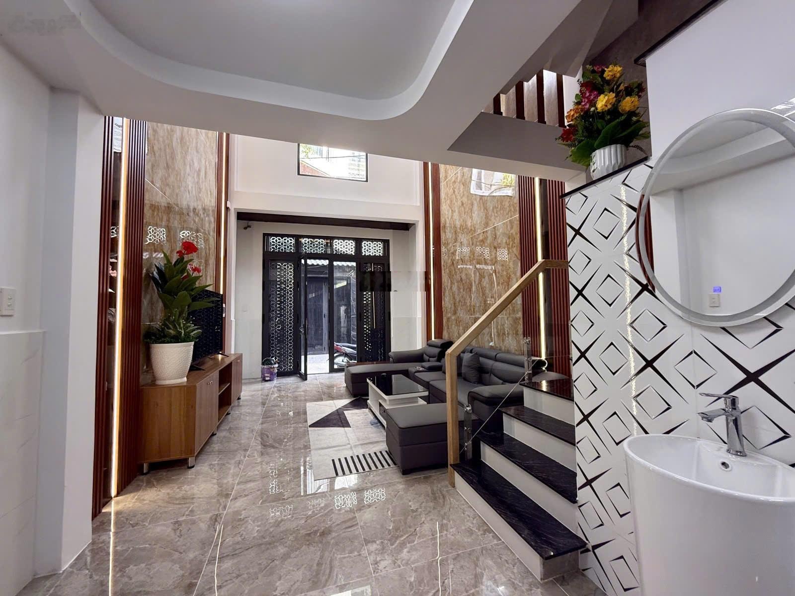 Nhà 5 tầng - Gần MT Nguyễn Văn Khối, HXH, Sát CV Làng Hoa, Nhỉnh 7 Tỷ TL!