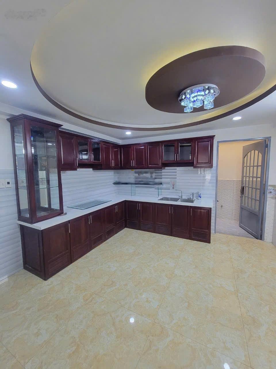 Bán nhà mặt tiền kinh doanh đs 10, ngay Lê Văn Quới vào. DT: 4x17, có 2 lầu đúc.