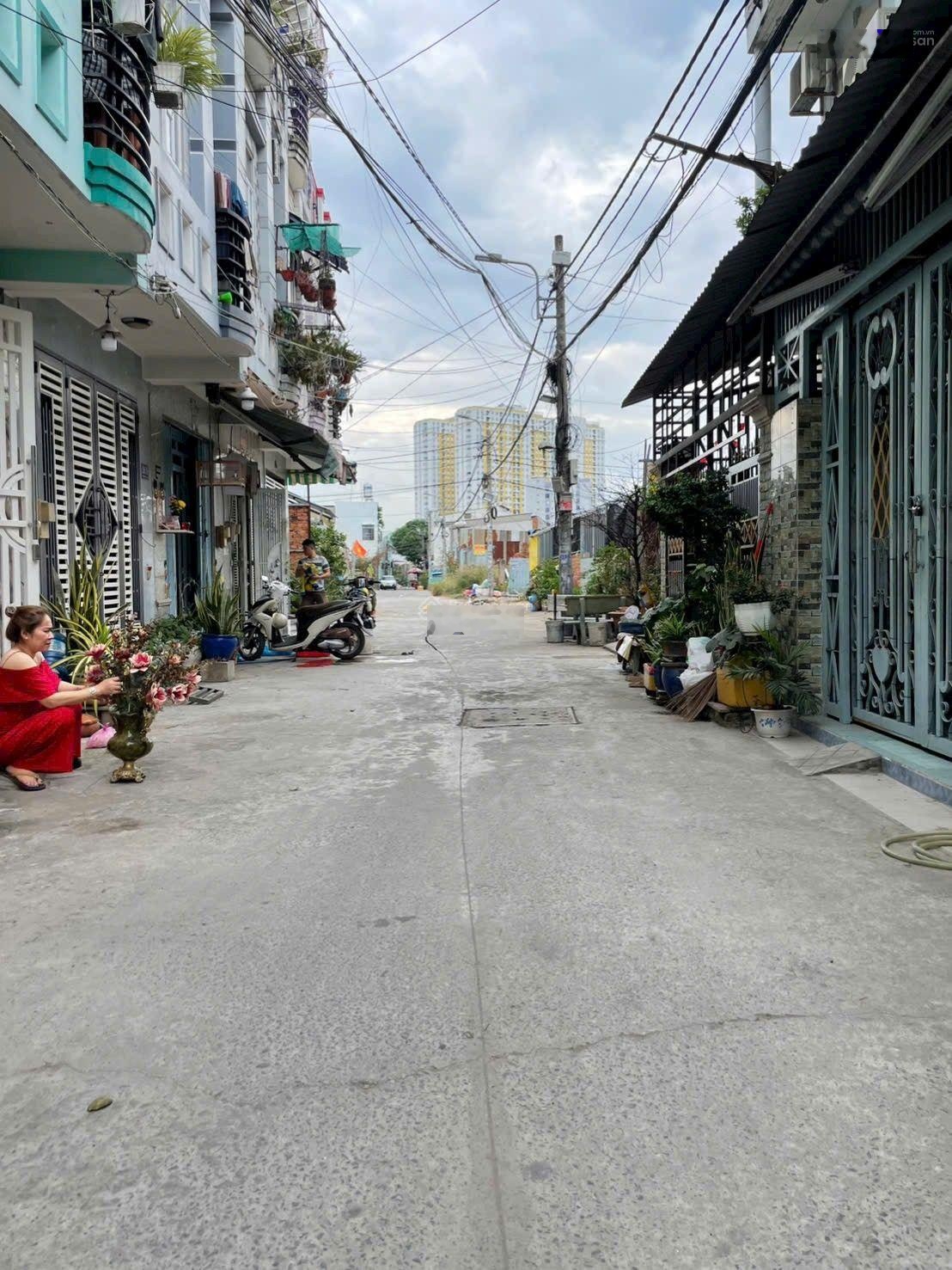 Cho thuê nhà nguyên căn hẻm xe hơi phú định 44m2 - 2 tầng 2_pn _ 8tr/ tháng