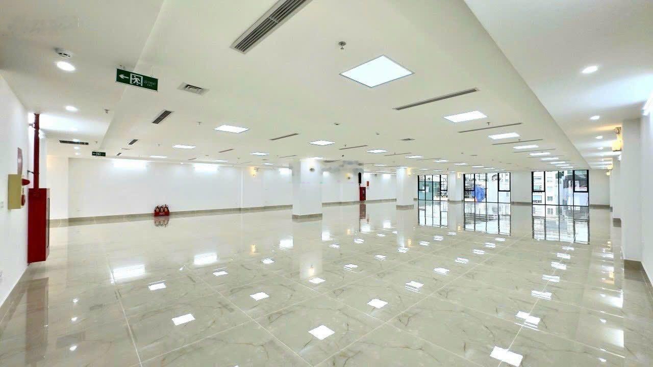 Siêu phẩm nhà mặt phố Nguyễn Văn Huyên cần cho thuê. DT 250m2 x 8 tầng 1 hầm, MT 12m 180tr