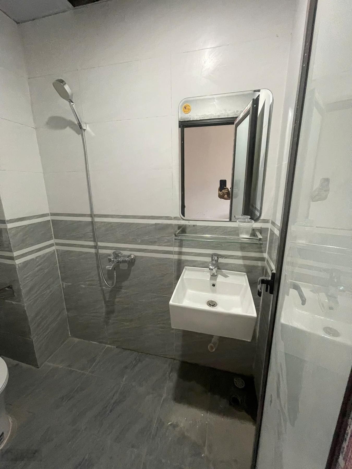 Cho thuê nhà riêng phố Chùa Hà - Xuân Thuỷ. Khu vực VIP trung tâm Cầu Giấy, 5 ngủ. Ngõ ô tô. Giá rẻ