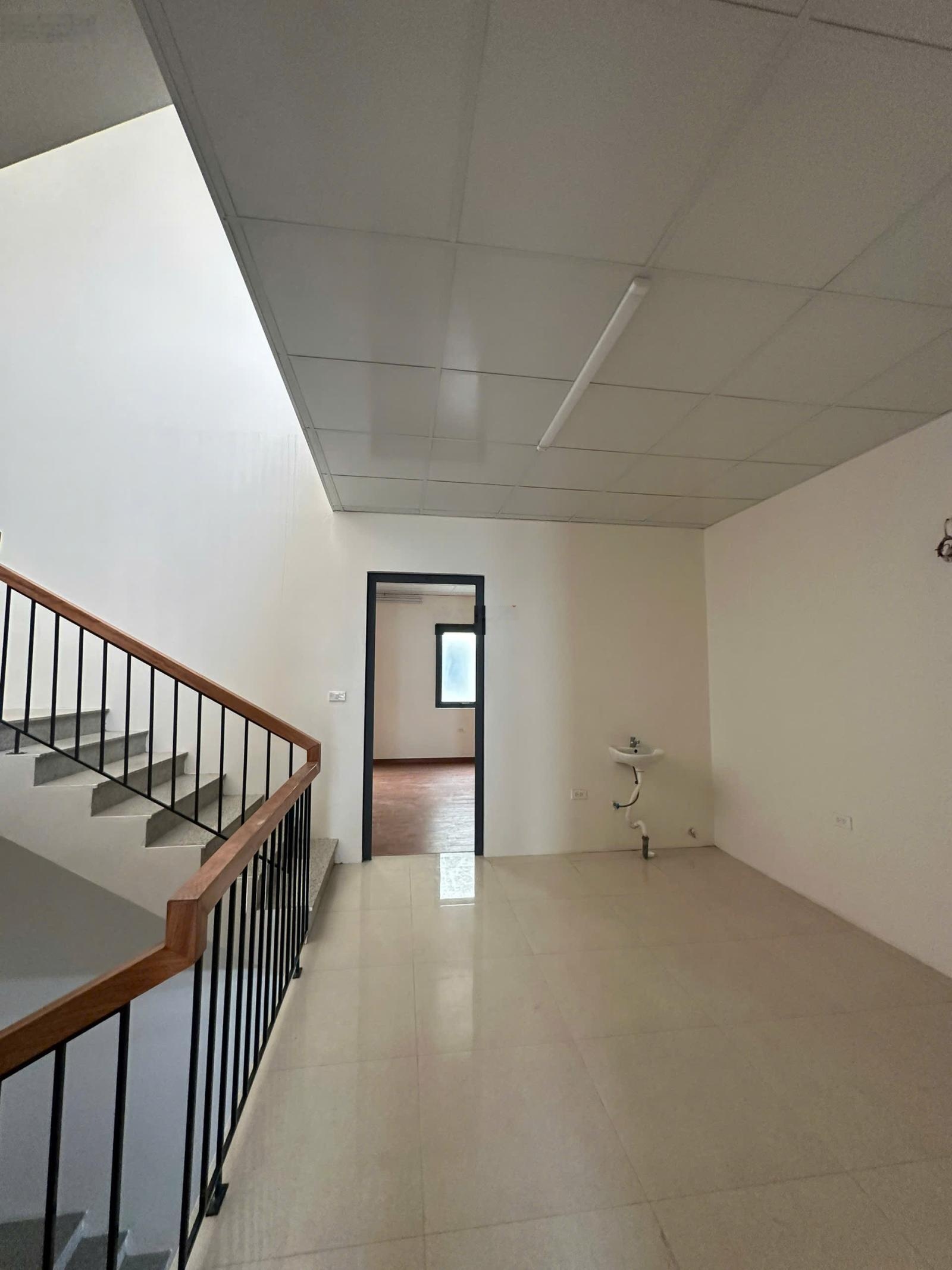 Cho thuê nhà riêng ngõ 214 Nguyễn Xiển, diện tích 93 m2 x 5 tầng, ngõ ô tô, nhà đẹp hiện đại