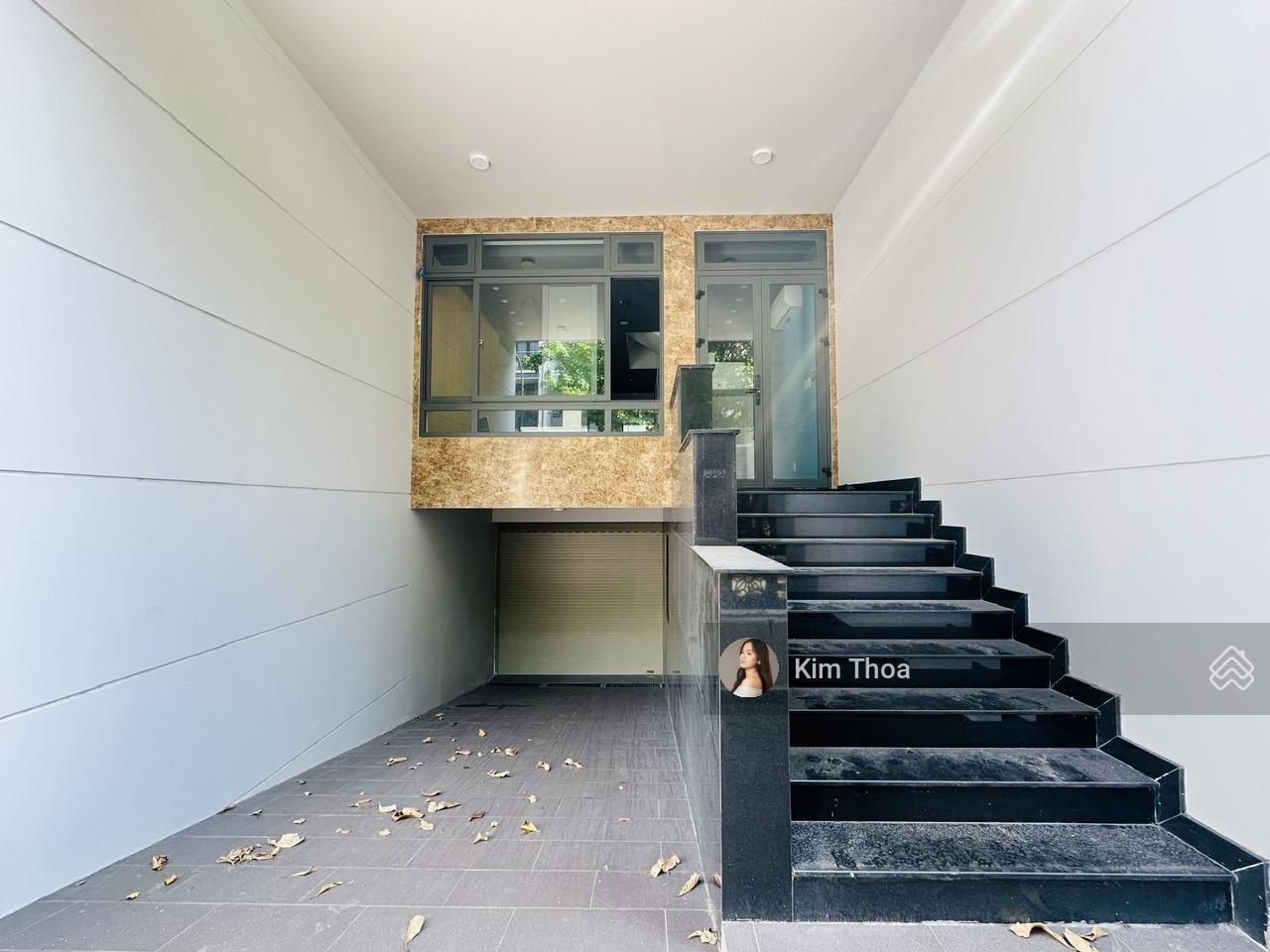 Văn phòng 20m2 có cửa sổ lớn ở Vạn Phúc, có thang máy, máy lạnh, hầm để xe free, Wc riêng. Giá 5 tr