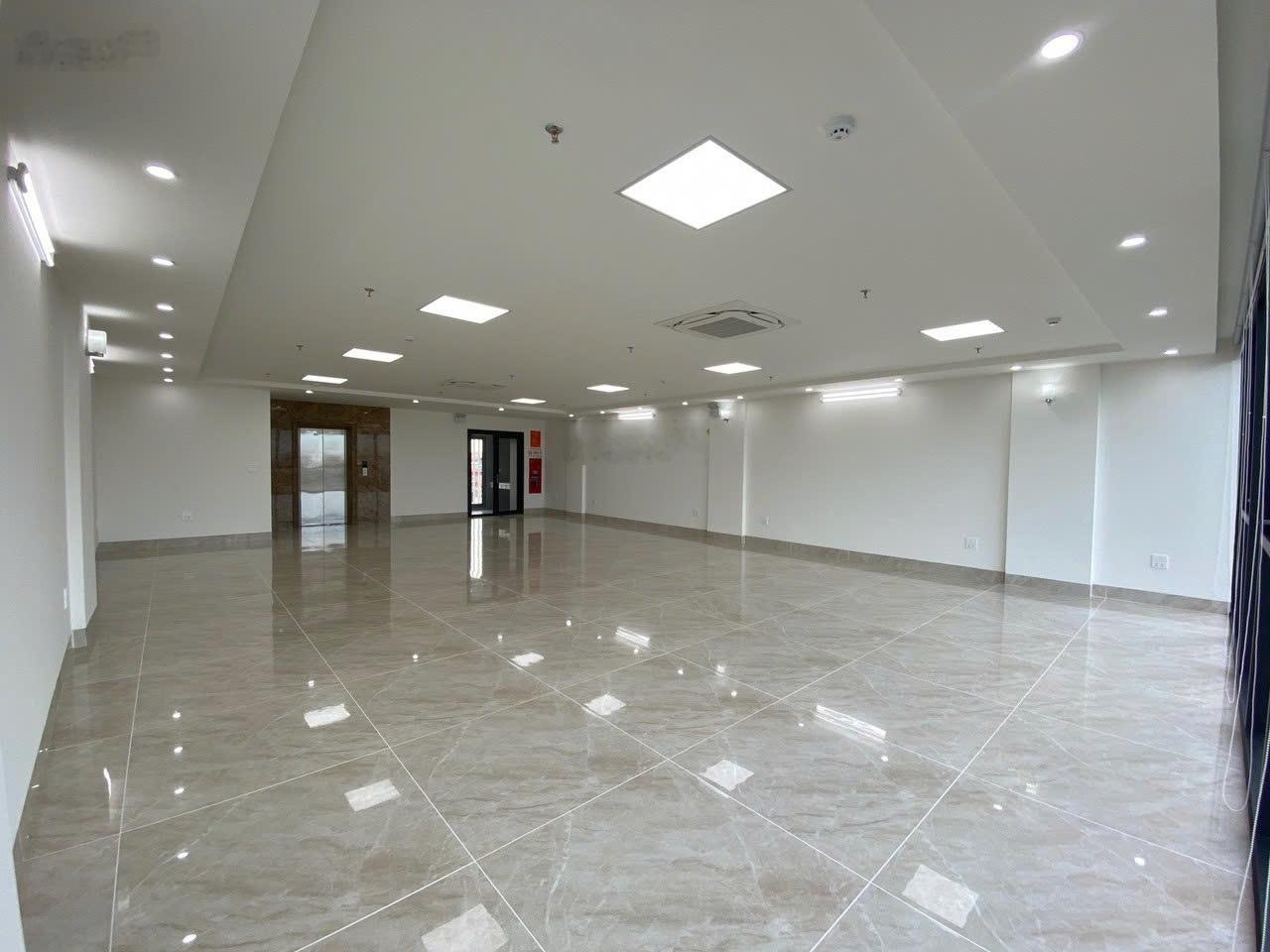 Chính chủ cho thuê nhà lô góc mới Khuất Duy Tiến, 130m2x9T, hầm, thang máy, PCCC, thông sàn, 100tr