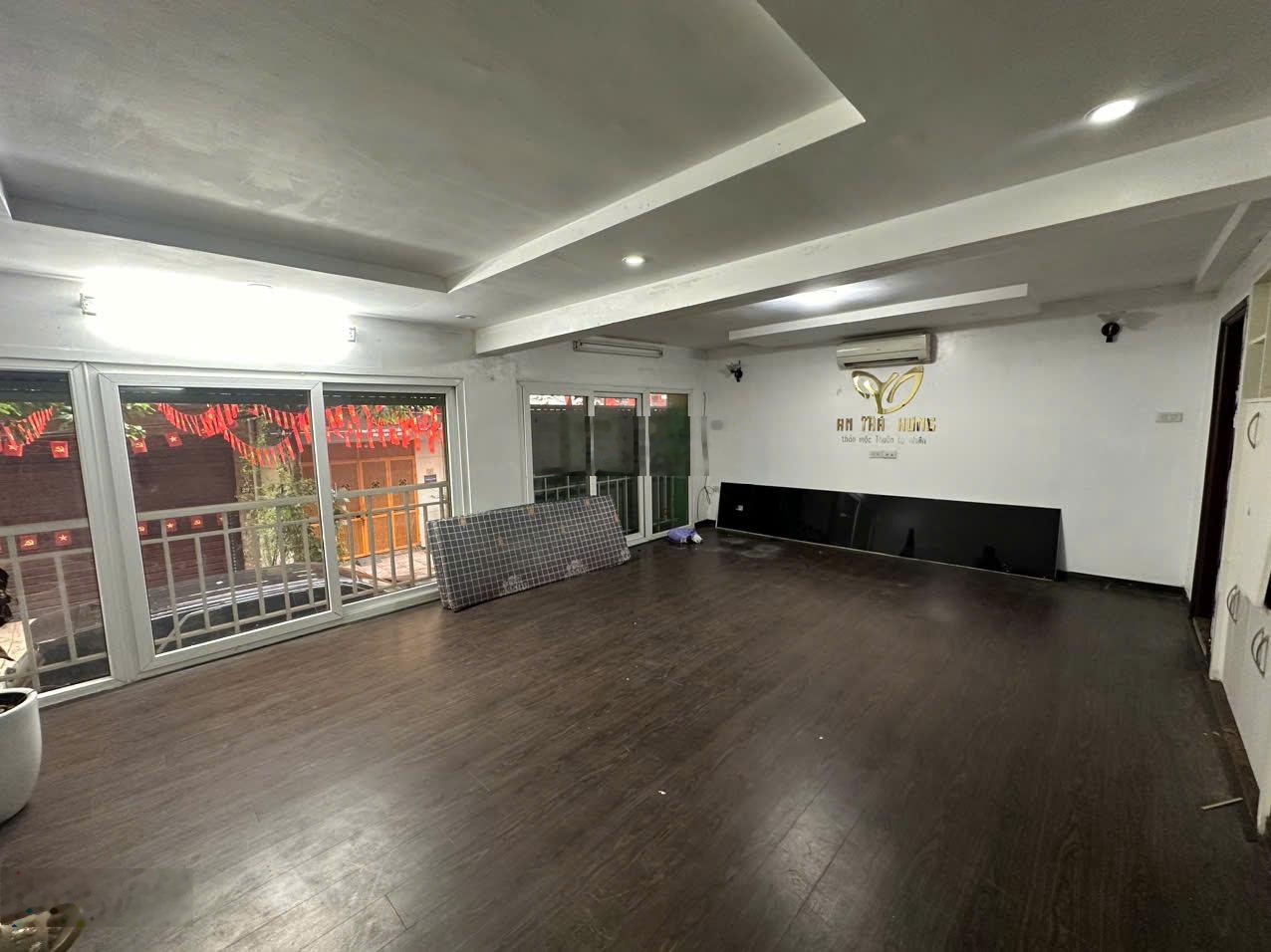 Cho thuê văn phòng gần ngã tư Nguyễn Xiển - Khuất Duy Tiến. Diện tích 35 m2, sàn gỗ, điều hoà