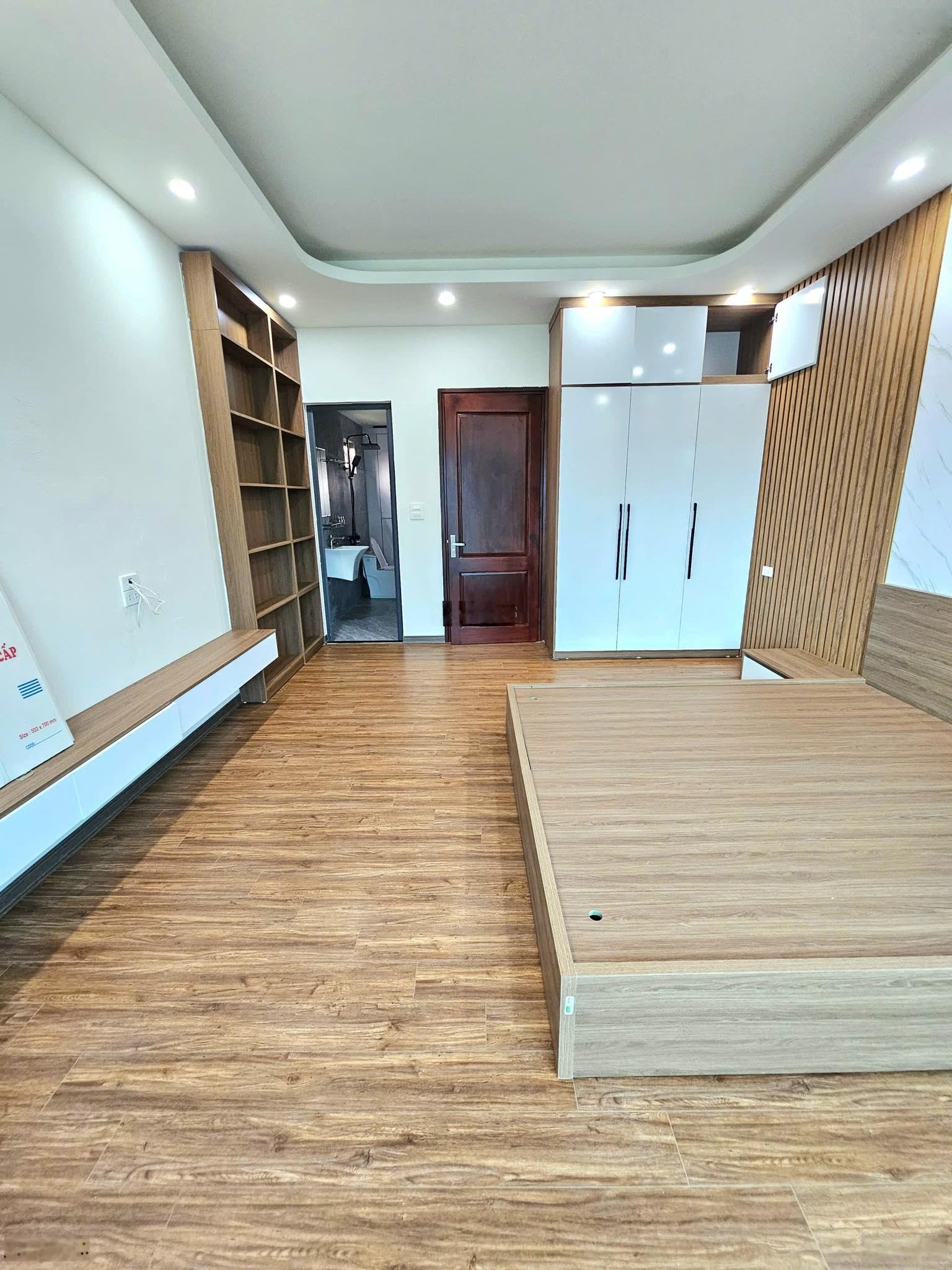 Giá: 13.75 tỷ, có nhà mới, 50m2 x 6 tầng, thang máy, mặt kinh doanh, oto vào nhà, sát CV Hòa Bình