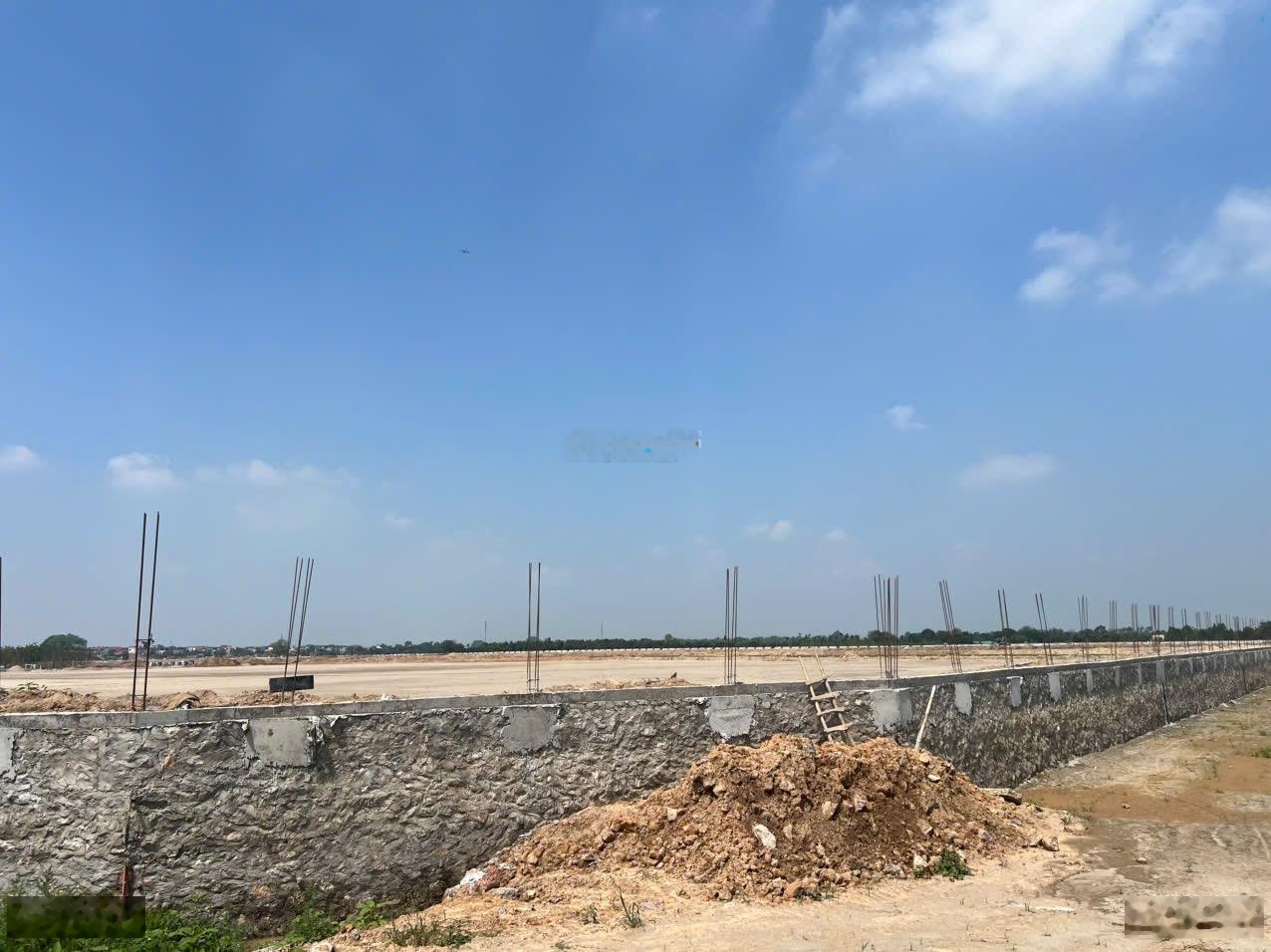 Cần bán shophouse cụm CN Thanh Văn Tân Ước đối diện Vin Olympic DT: 100m2 giá 29tr/m2 LH 0989388511