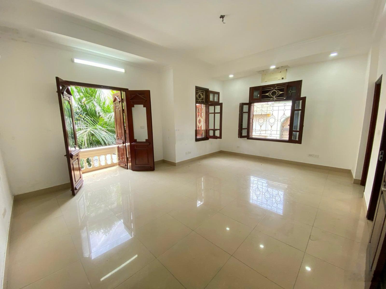 Cho thuê nhà đường Nguyễn Cơ Thạch, Nam Từ Liêm. DT 135m, 5 tầng, căn góc 2 mặt tiền. Giá 38tr/th