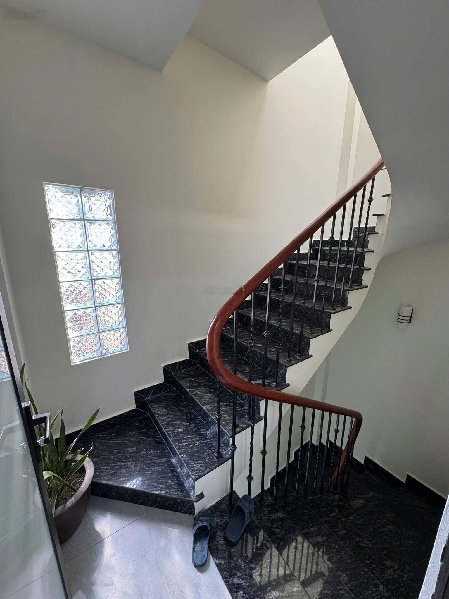 Siêu phẩm có 102, căn nhà siêu đẹp, lê văn hiến. 46 m2, 5 tầng, ô tô, kinh doanh. giá nhỉnh 11 tỷ.