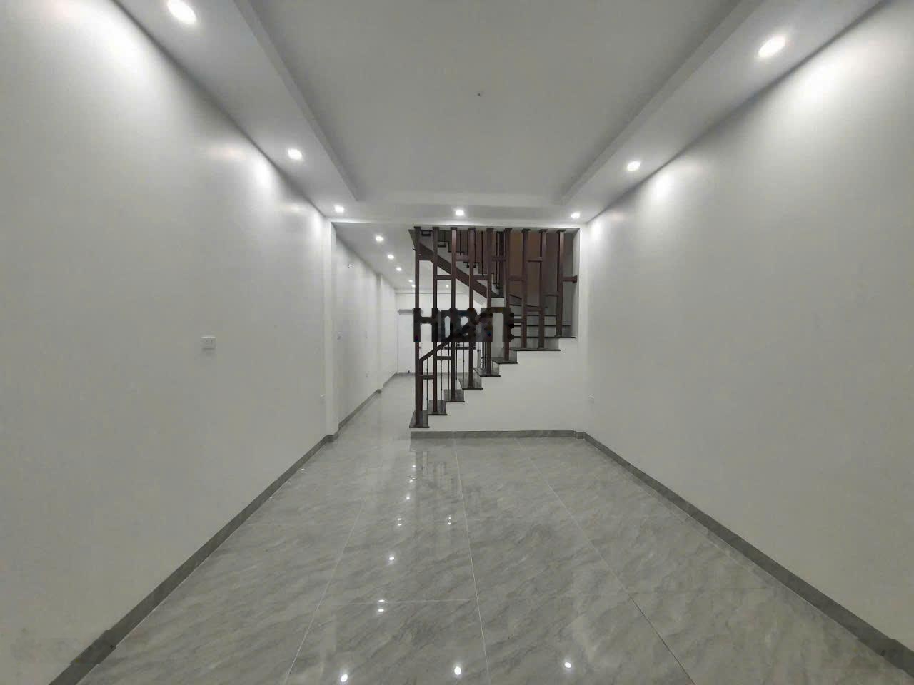 Chính chủ cho thuê nhà view hồ hoàng cầu, đặng tiến đông, 80m x 5 tầng, oto đỗ cửa, nhà thoáng 25tr