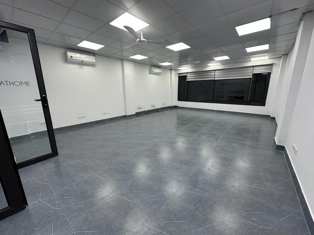 Cho thuê văn phòng gần ngã tư Khuất Duy Tiến - Nguyễn Xiển, 60 m2/tầng, sàn thông đẹp giá rẻ