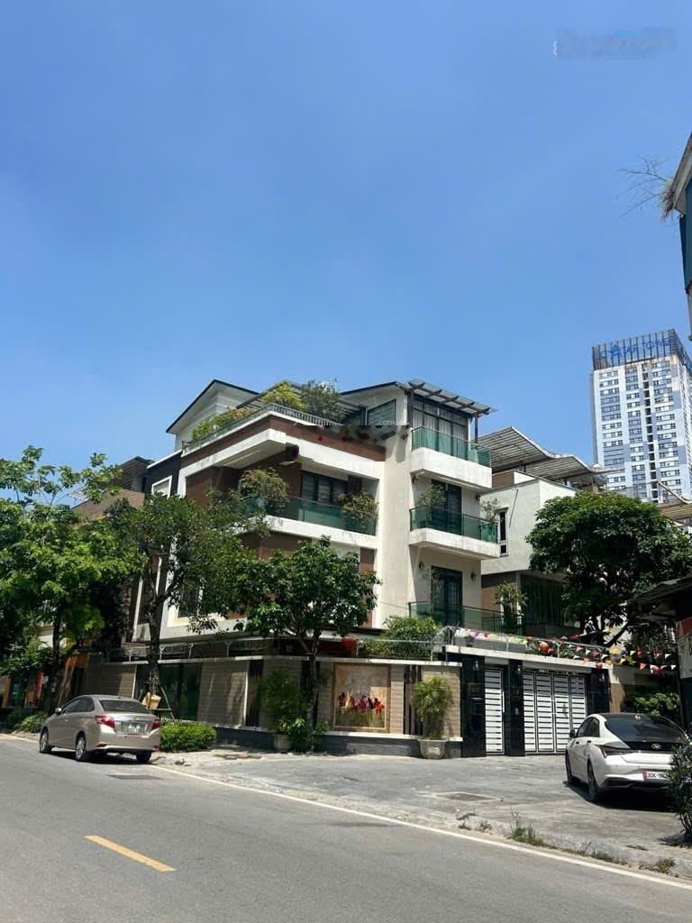 Bán nhà phố Hoàng Quốc Việt - 121m 5 Tầng Lô Góc Hai mặt tiền Ô tô Vỉa hè an sinh kết hợp văn phòng