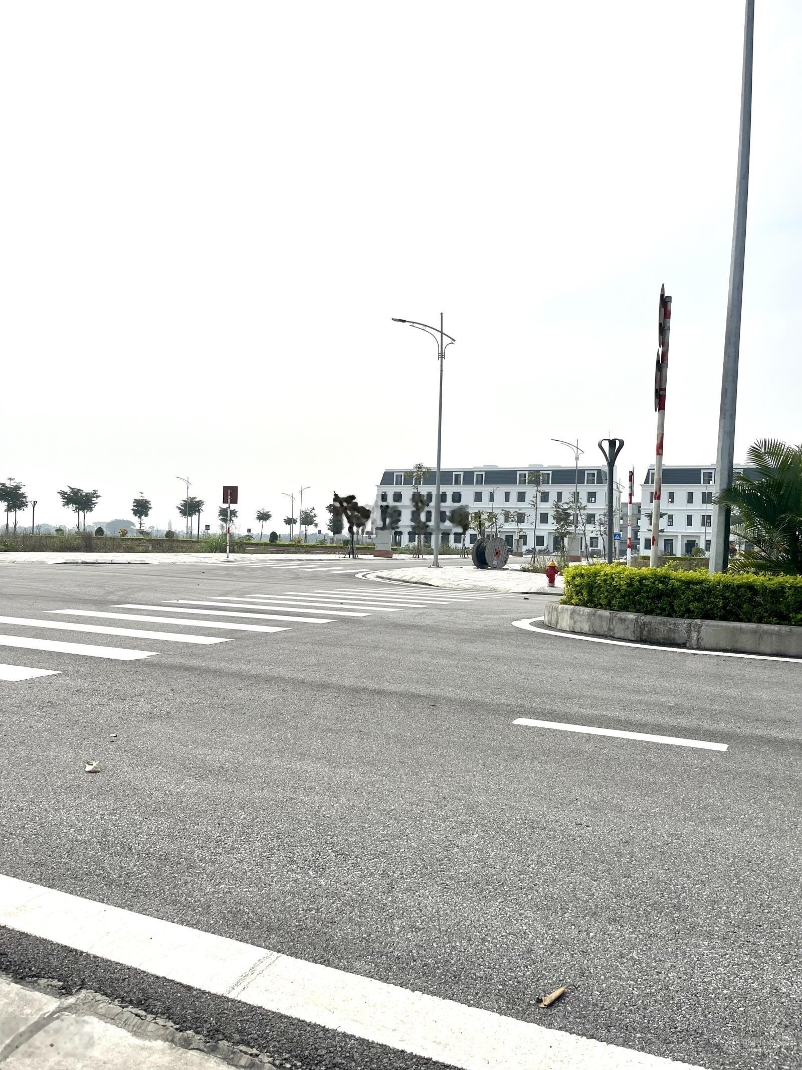 Còn duy nhất lô này chỉ 2tỷ 2xx không lỗi lầm gì, đường ô tô tránh nhau gần nhà văn hoá Tân Thanh