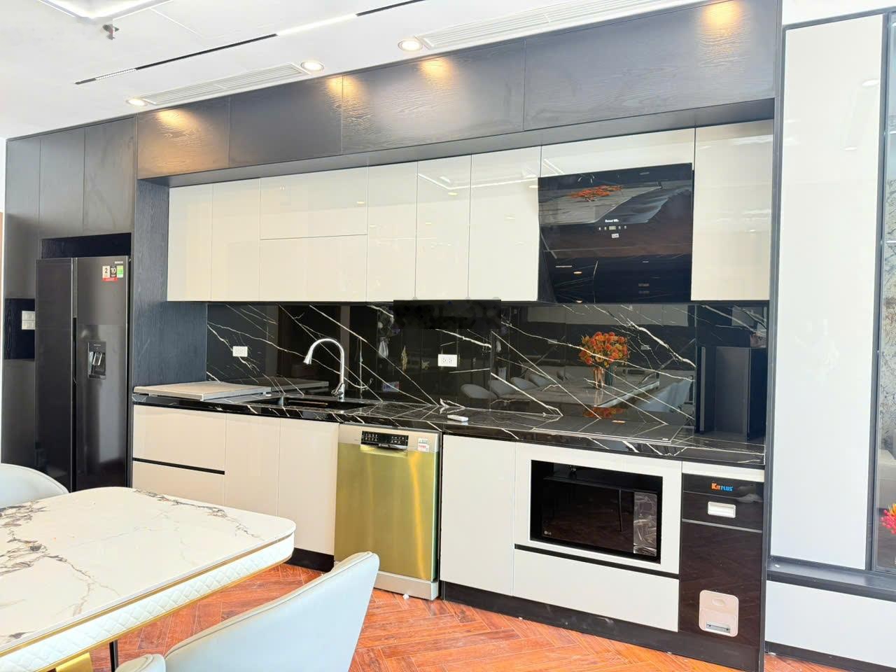 Bán nhà phân lô ngõ phố Trung Kính - DT: 65m2, xây 7 tầng, Mặt tiền: 5,1m, gần: phố, chợ, công viên