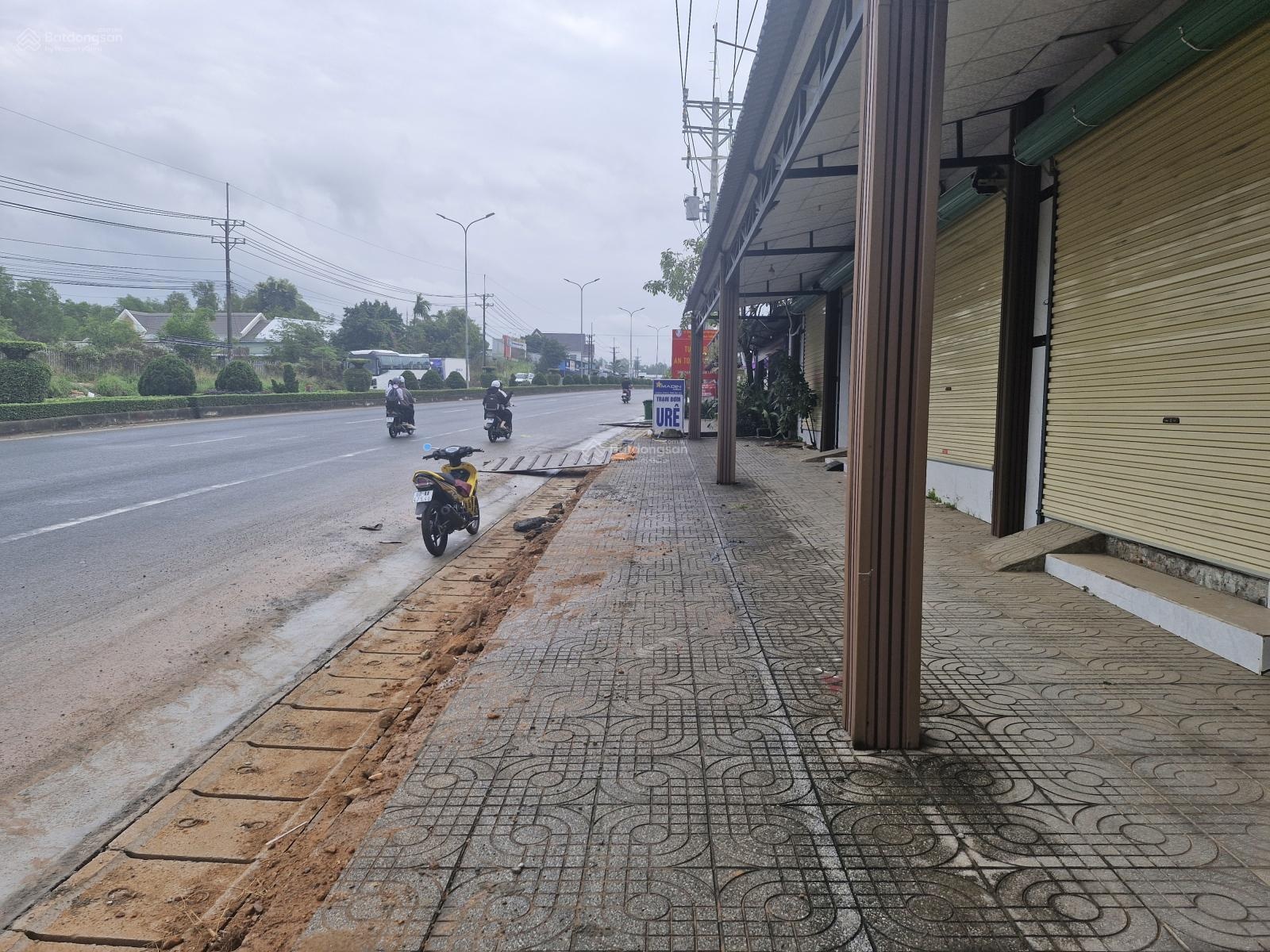 Cho thuê nhà mặt tiền DT47, Dương Tơ, PQ. Gần cổng chào 30/4 mặt tiền 11m 2PN 2WC 12tr/tháng