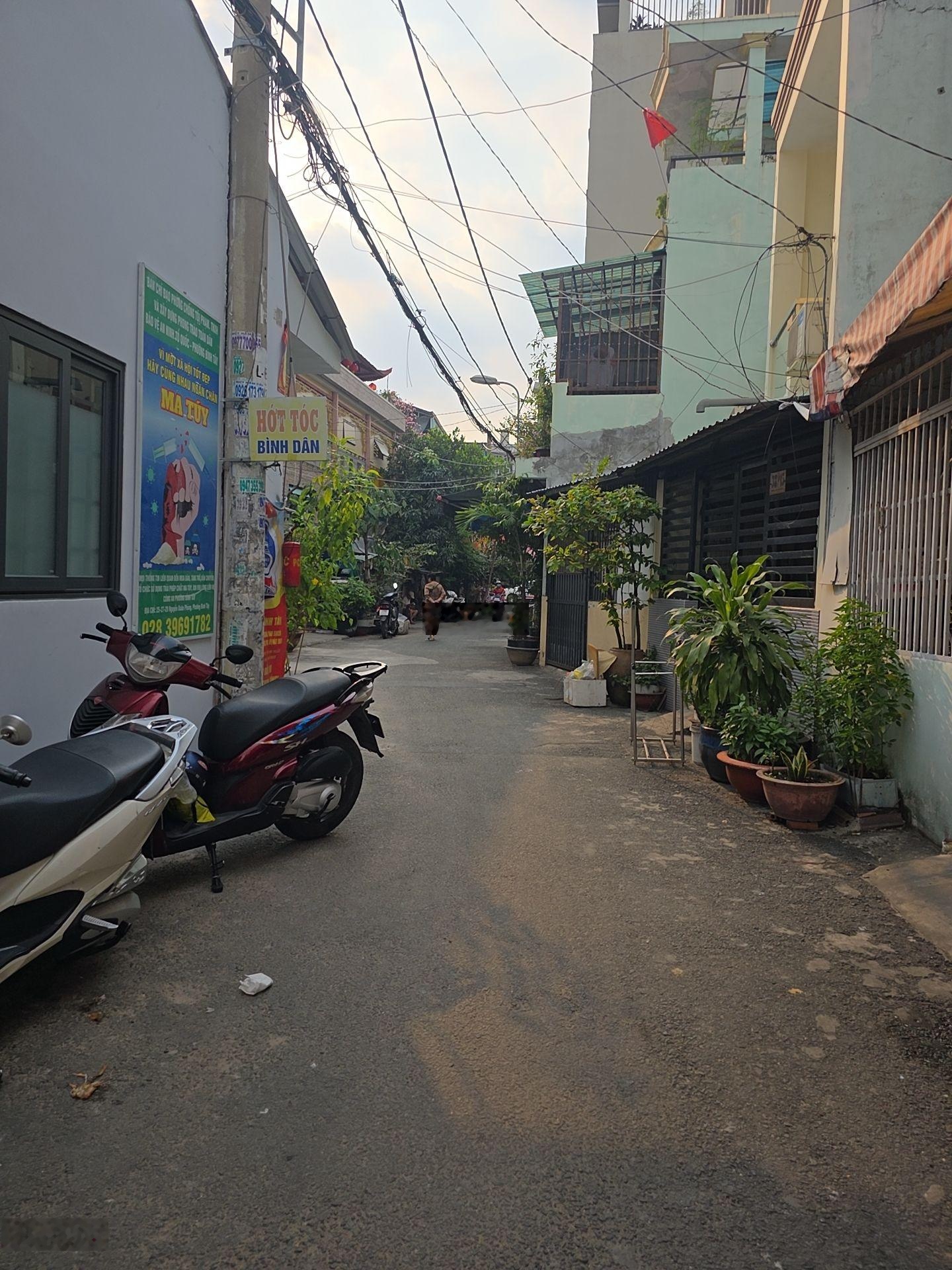 Bán nhà 3 tầng gần chợ bình tây ngay trung tâm quận 6 giá 5.2 tỷ..hẻm 5m xe hơi đậu cửa