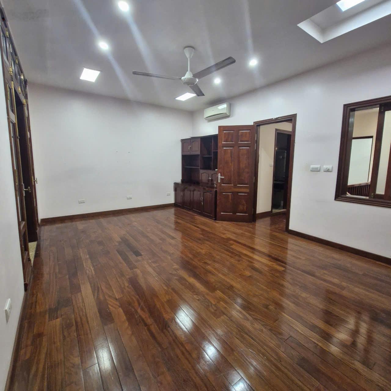 Cho thuê nhà 3A ngõ 23 Đỗ Quang, DT 70m*5 tầng, vỉa hè thoáng, oto đỗ cửa, giá thuê 28 triệu/th