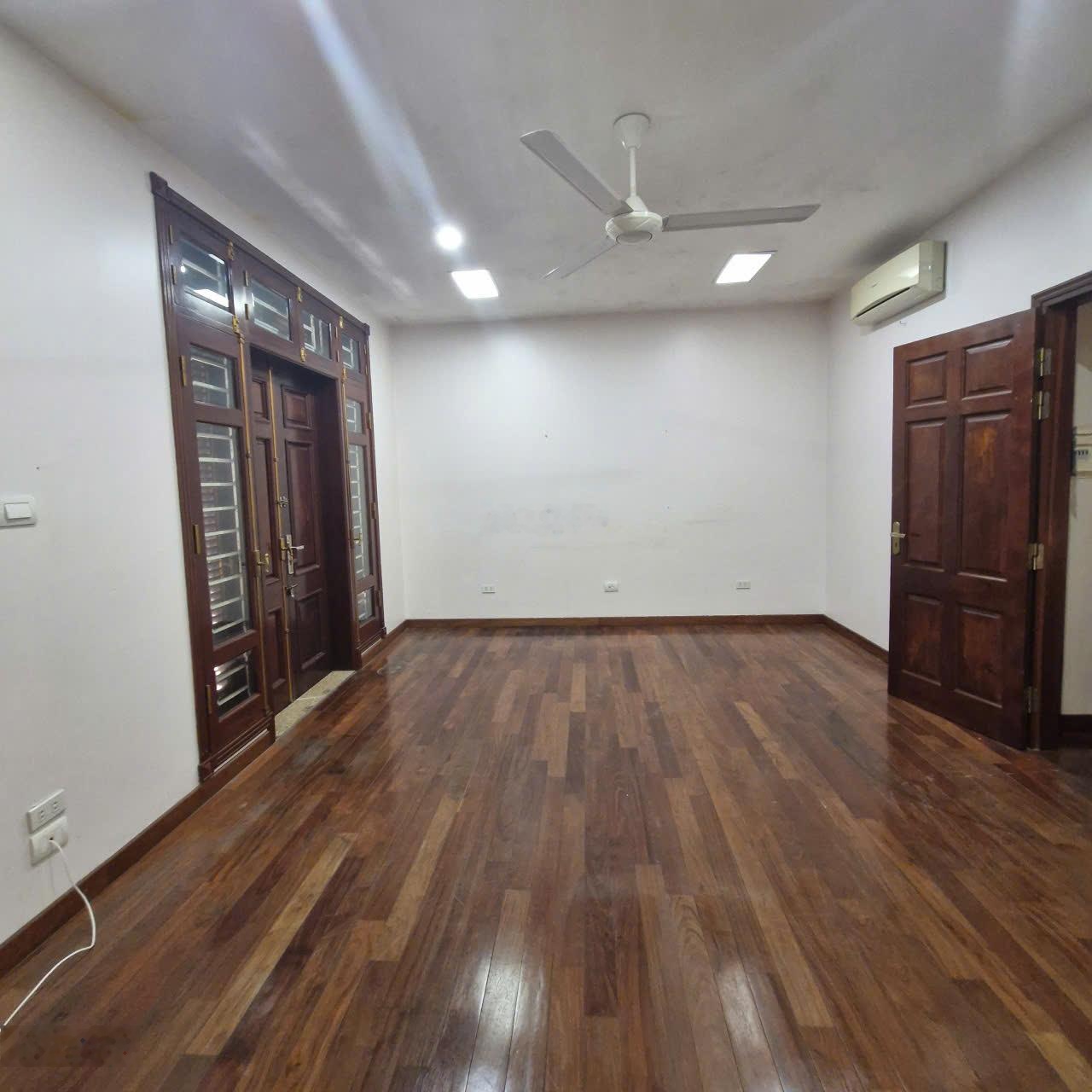 Chính chủ cho thuê nhà phân lô Nguyễn Văn Huyên - Nghĩa đô, 100m x 5T, thông sàn, oto đỗ cửa, 30tr