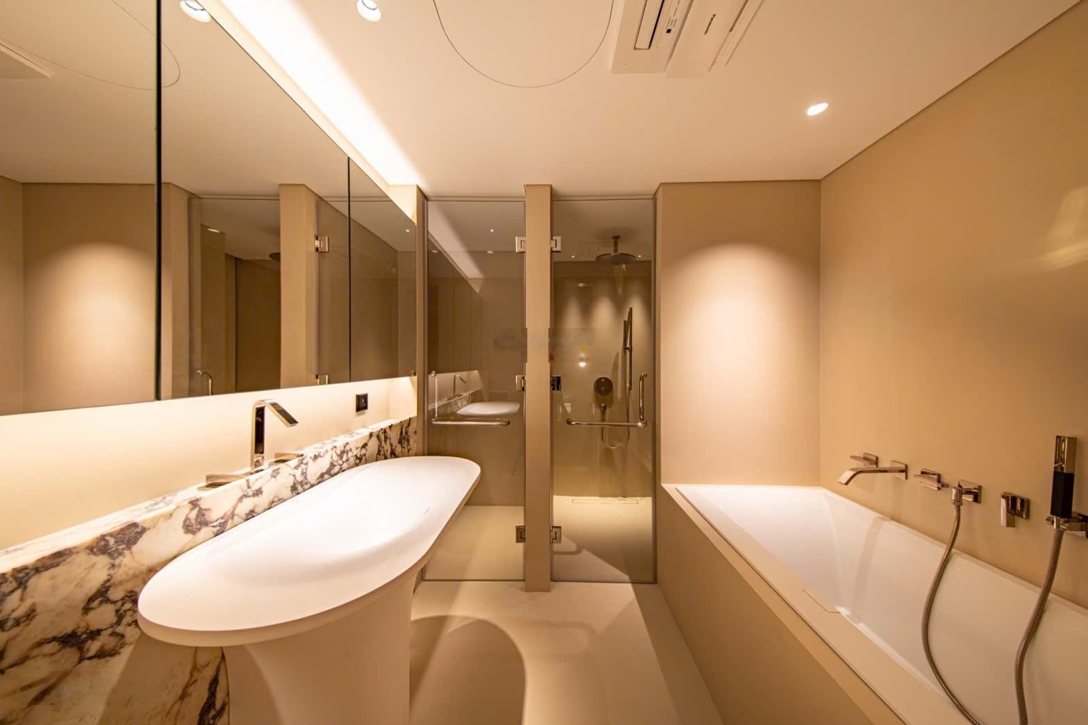 Gia đình cần bán căn Duplex 3pn 190m2 King Palace , nội thất mới của CDT,giá 23 tỷ.lh 0936242111