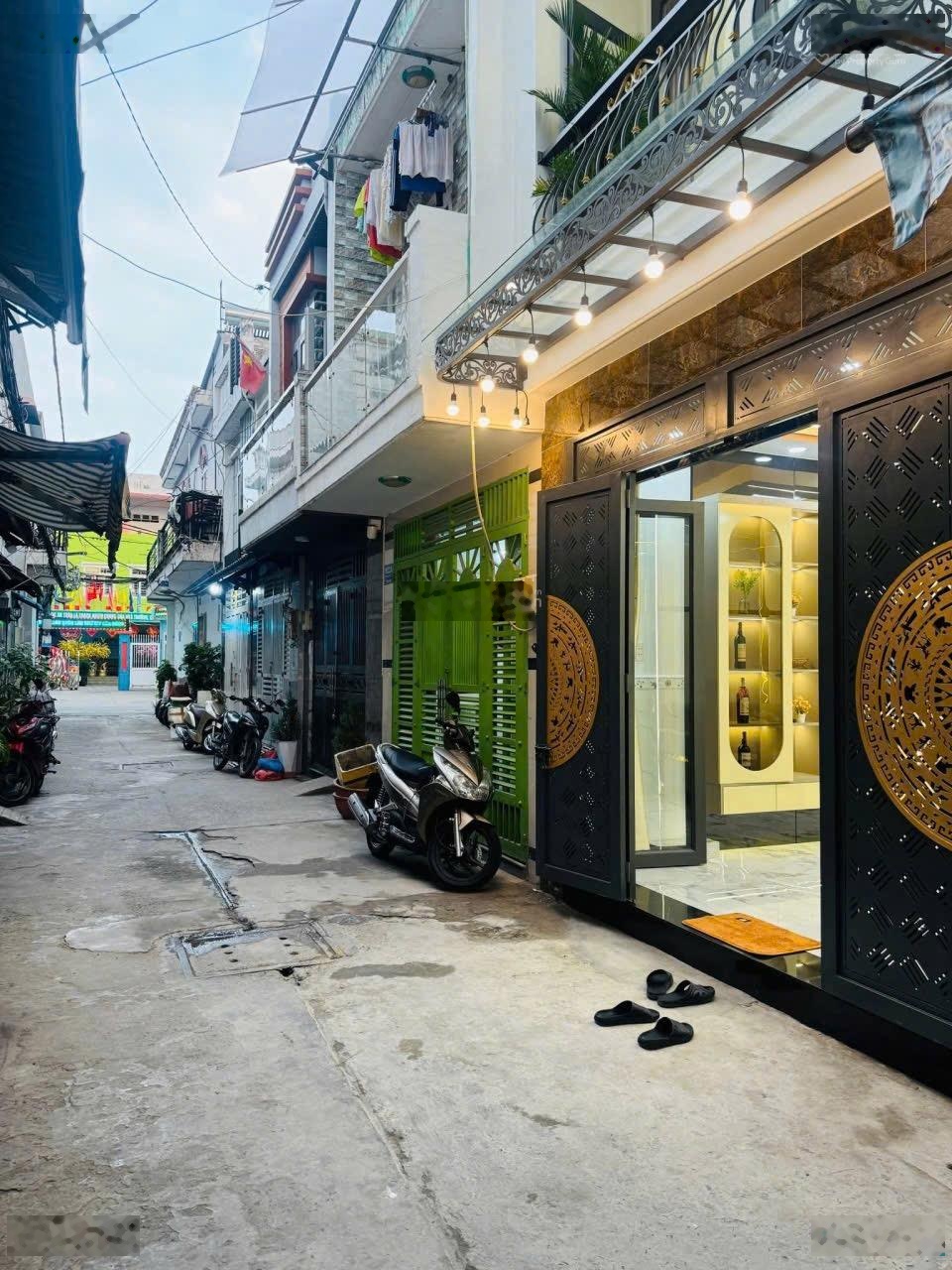 Nhà đẹp đón xuân - hẻm xe tải - 2 tầng lầu- trang bị đủ nội thất- đón đầu tuyến Metro số 2- khu văn