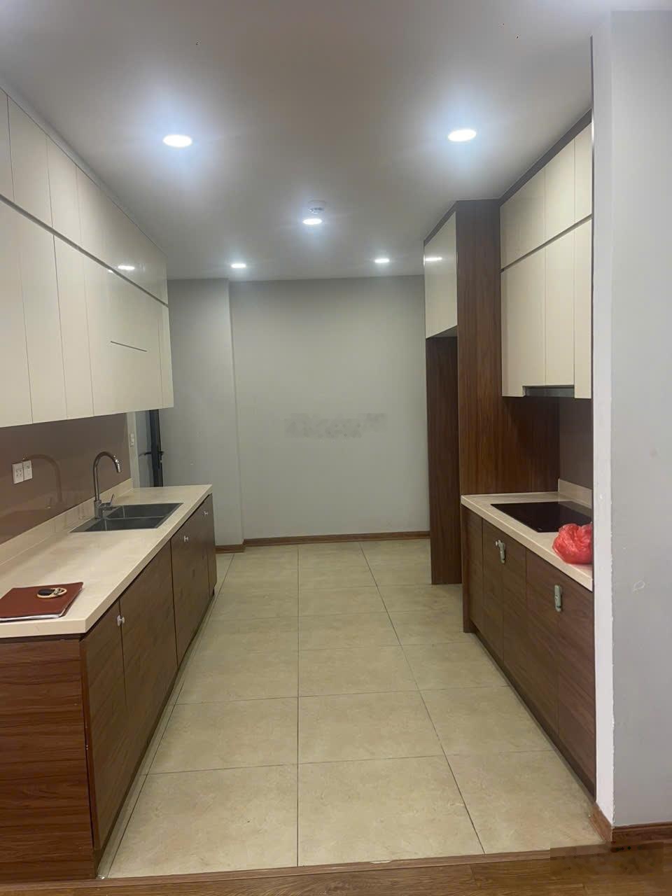 HÀNG HIẾM. Cho thuê căn hộ 4 ngủ 3 wc, 135m2, đồ cơ bản có slot oto giá 23 triệu. lh 0838452666