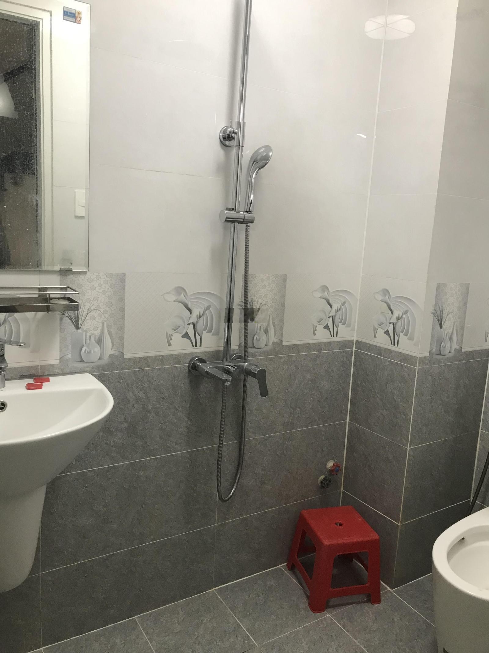 Cho thuê nhà nguyên căn trệt hai lầu sân thượng đường xe hơi phường phú thuận quận 7