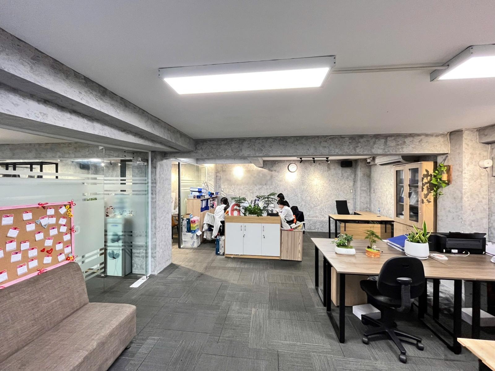 Văn phòng full nội thất Huỳnh Văn Bánh 90m2 vào làm việc được ngay có sân đậu xe ô tô