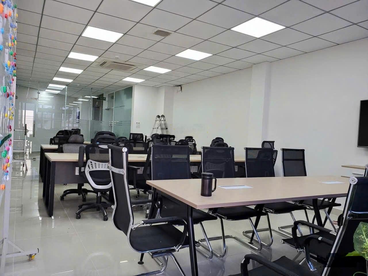 Cho thuê văn phòng 85m2, trống lầu 3, vị trí trên đường Phổ Quang, P. 2, Tân Bình