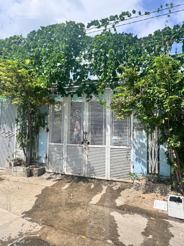 Bán đất tặng nhà cấp 4 dt gần 150m2, thích hợp xây nhà vườn giá chỉ 5.5 tỷ. lh 0784354652