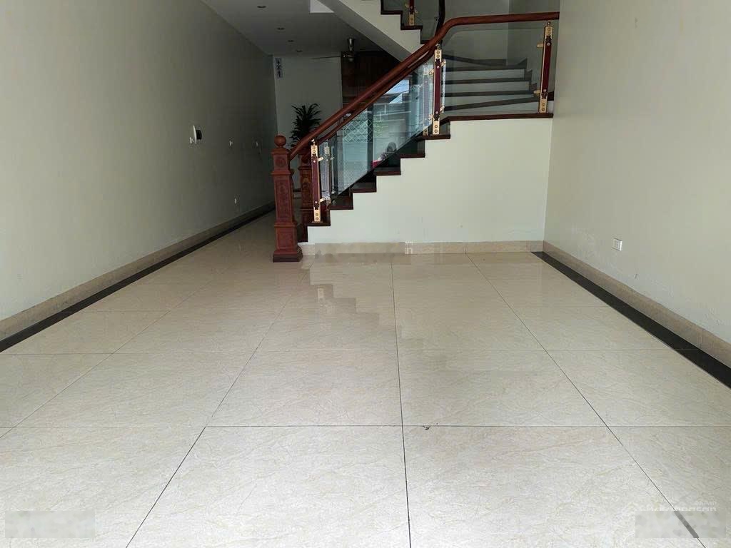 Cho thuê nhà ở Cầu Diễn 40m2, 5 tầng, thông sàn, thang máy, oto đỗ tránh.