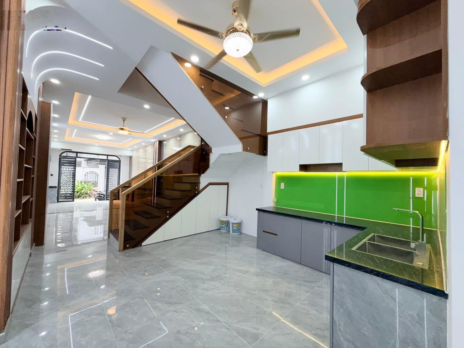 Chủ gửi bán căn nhà 1 trệt 1 lầu phường Biên Hoà. DT: 4,2x19,4=81,6m2. Giá: 3tỷ950