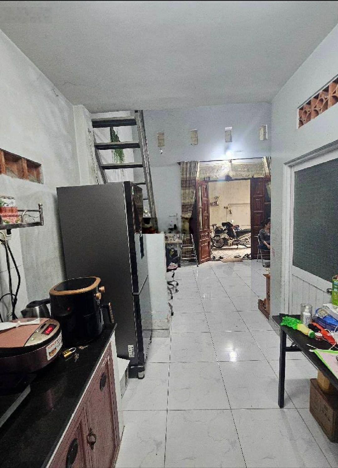 Bán nhà giá trước tết 2.9 tỷ 1 lầu, 2 P. Ngủ (Có PN trệt), 60m2, ngang 5.6m nở hậu sát chợ Dĩ An