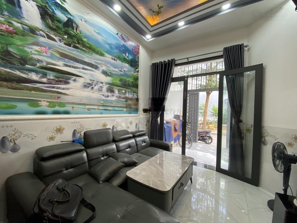 Bán gấp căn góc 3 tầng - DT 4,5x 15 - giá 6,2 tỷ - xe hơi quay đầu - đường Đào Tông Nguyên - Nhà Bè