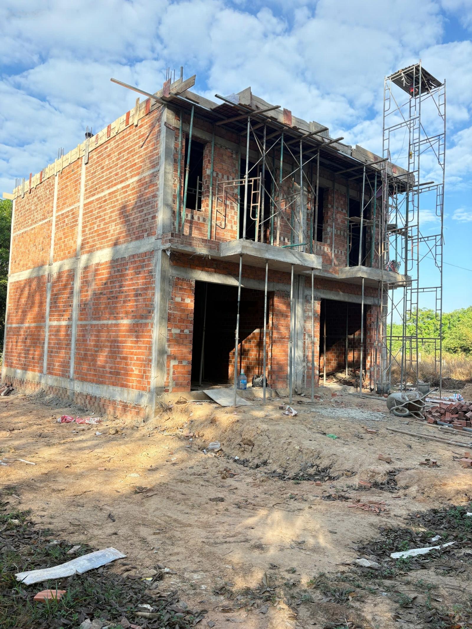 Nhà phố 1 trệt 1 lầu xây thô dt 130m hòa lợi giá 2,91 tỷ