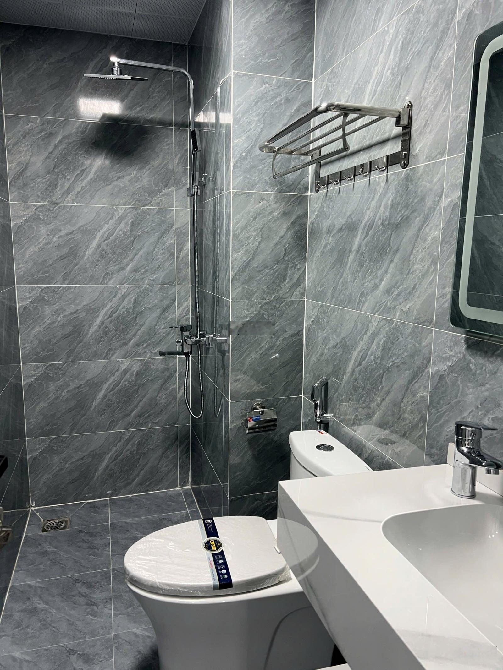 BÁN NHÀ TRUNG TÂM CỘT 8 Nằm trong trục tuyến 2 đường bao biển Cách Bãi tắm Hòn Gai chỉ 200m