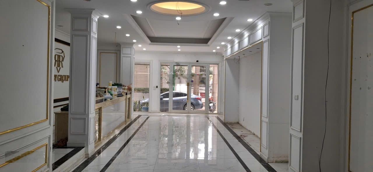 Mặt ngõ ô tô tránh có vỉa hè đá bóng, kinh doanh sầm uất. Vị trí đẹp trung tâm quận, giao thông