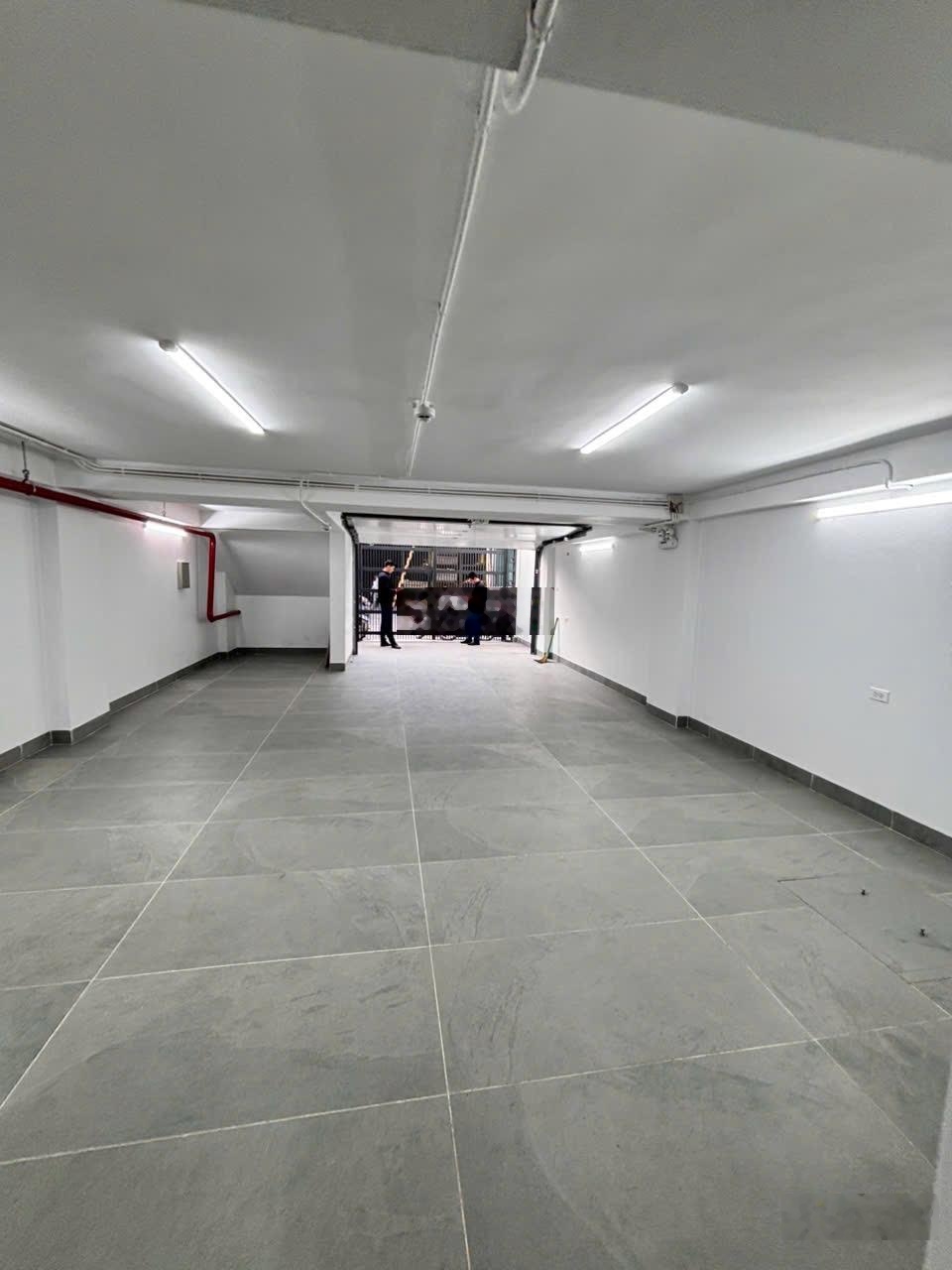 Bán toà nhà văn phòng phố Vũ Đức Thận, DT 100m2, mặt tiền 6m, 6 tầng, thang máy. Giá 40 tỷ.