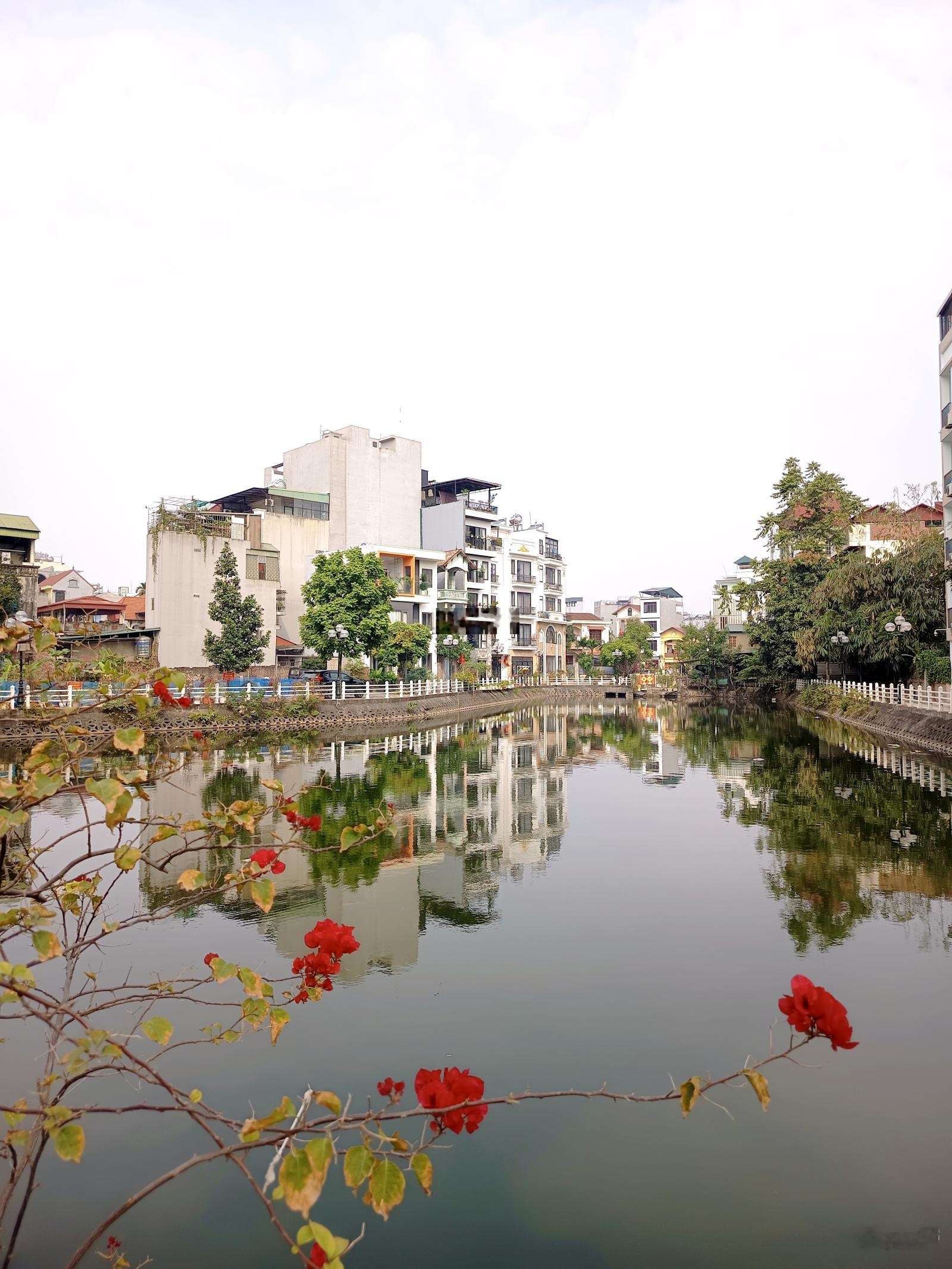 Một căn duy nhất - Biệt thự Địa Trung Hải Ngọc Thụy 430m2 - Sân vườn - Bể cá Koi - View hồ