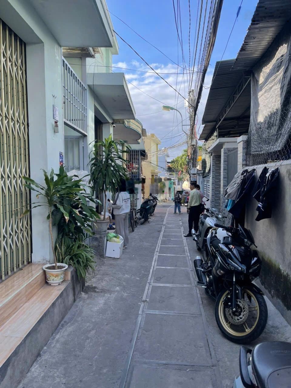 Bán đất rẻ tặng nhà trọ 3 phòng trọ chỉ 2,6 tỷ, dòng tiền 5,1 tr/ tháng. Ngang 8,3m, ra biển 1,6km