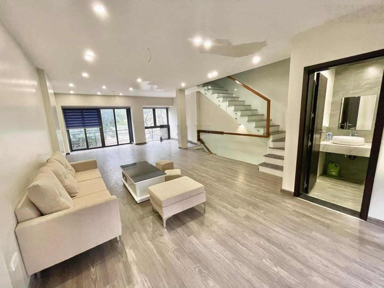 Cho thuê nhà mặt phố Hoàng Ngân. Diện tích: 80m2 x 5 tầng, để xe thỏa mái, mọi mô hình, 30tr/th