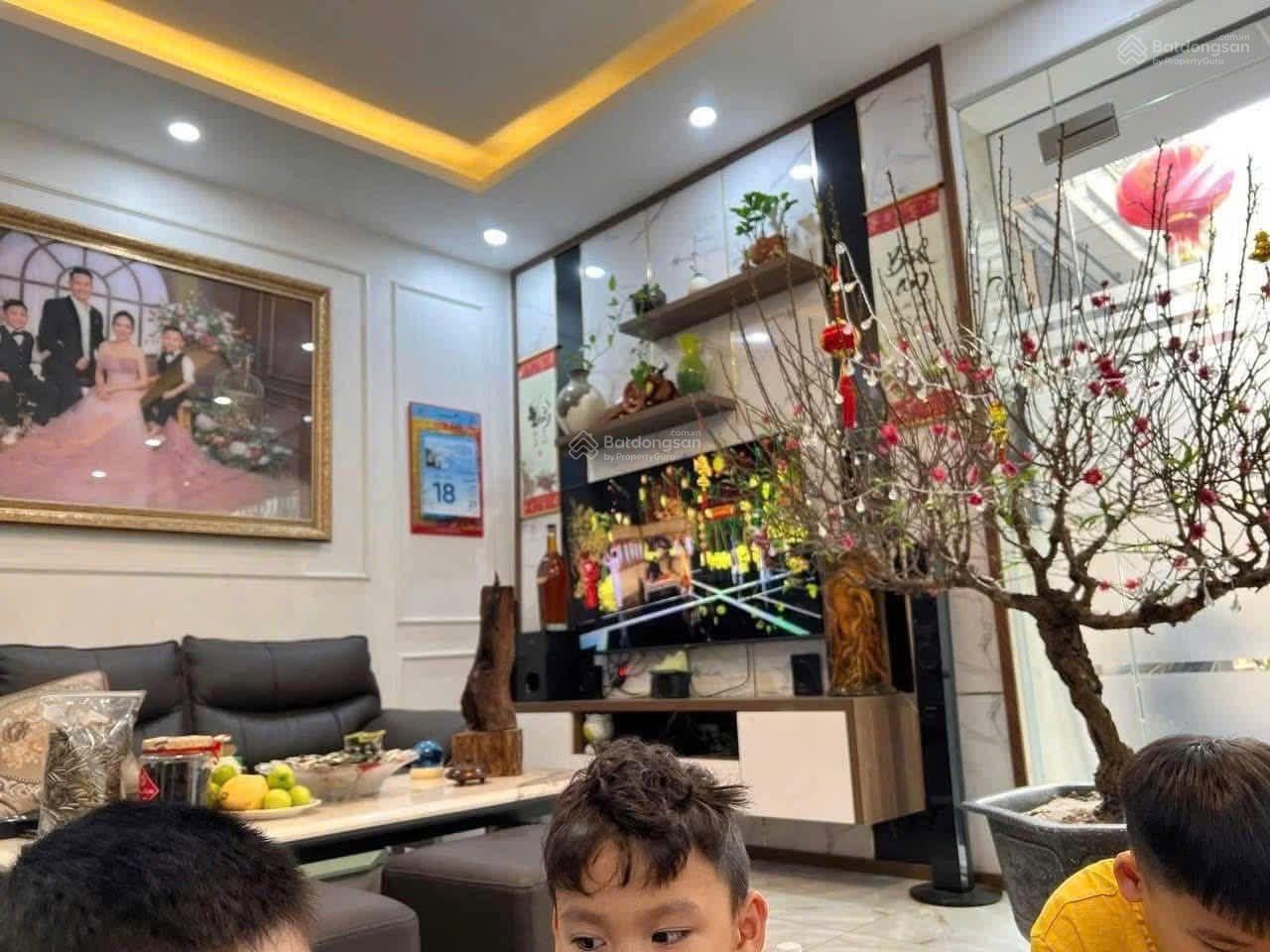 Cho thuê nguyên căn 3 tầng tại Trần Phú - cách ĐH Kiến Trúc 1.5km trung tâm Văn Quán - nhà đẹp