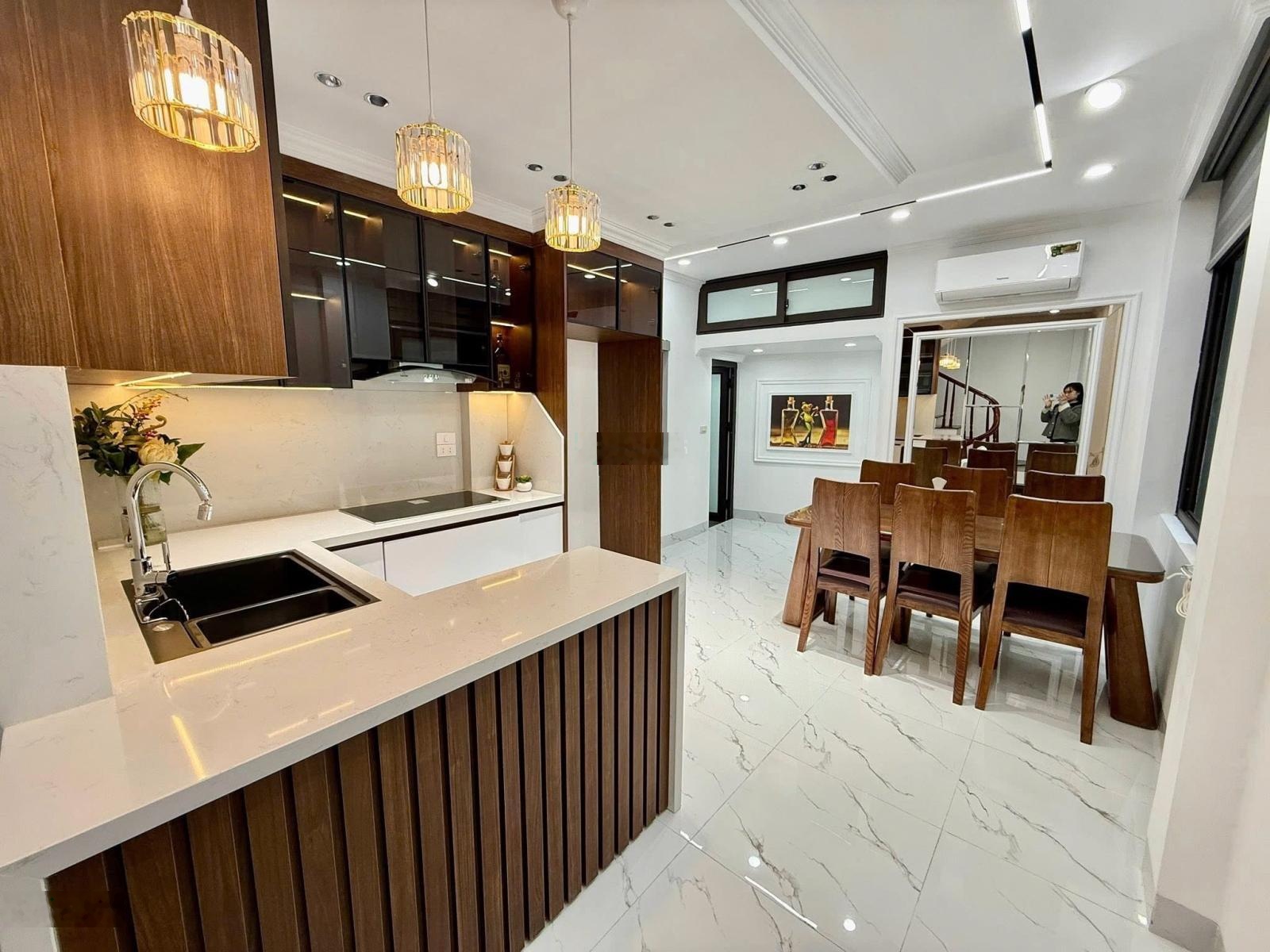 Bán nhà phố Trần Thái Tông, Cầu Giấy, Dt52m2 x 5 tầng, mặt ngõ oto, sổ vuông A4, Giá 14 Tỷ Nhỉnh