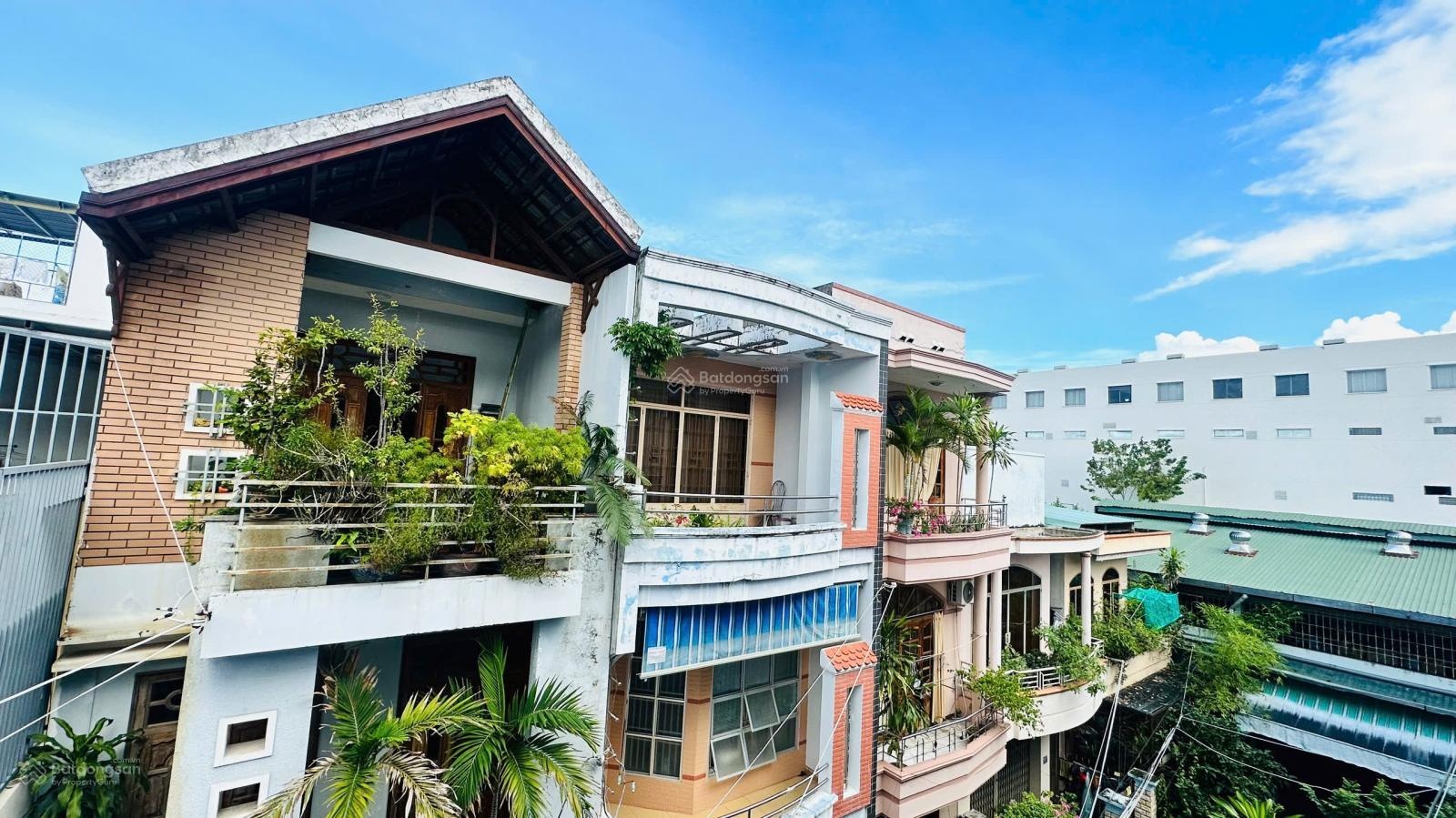 Giá tốt nhà 3 tầng đẹp, hướng Đông, hẻm ô tô Lê Hồng Phong - Phước Hải trung tâm Nha Trang