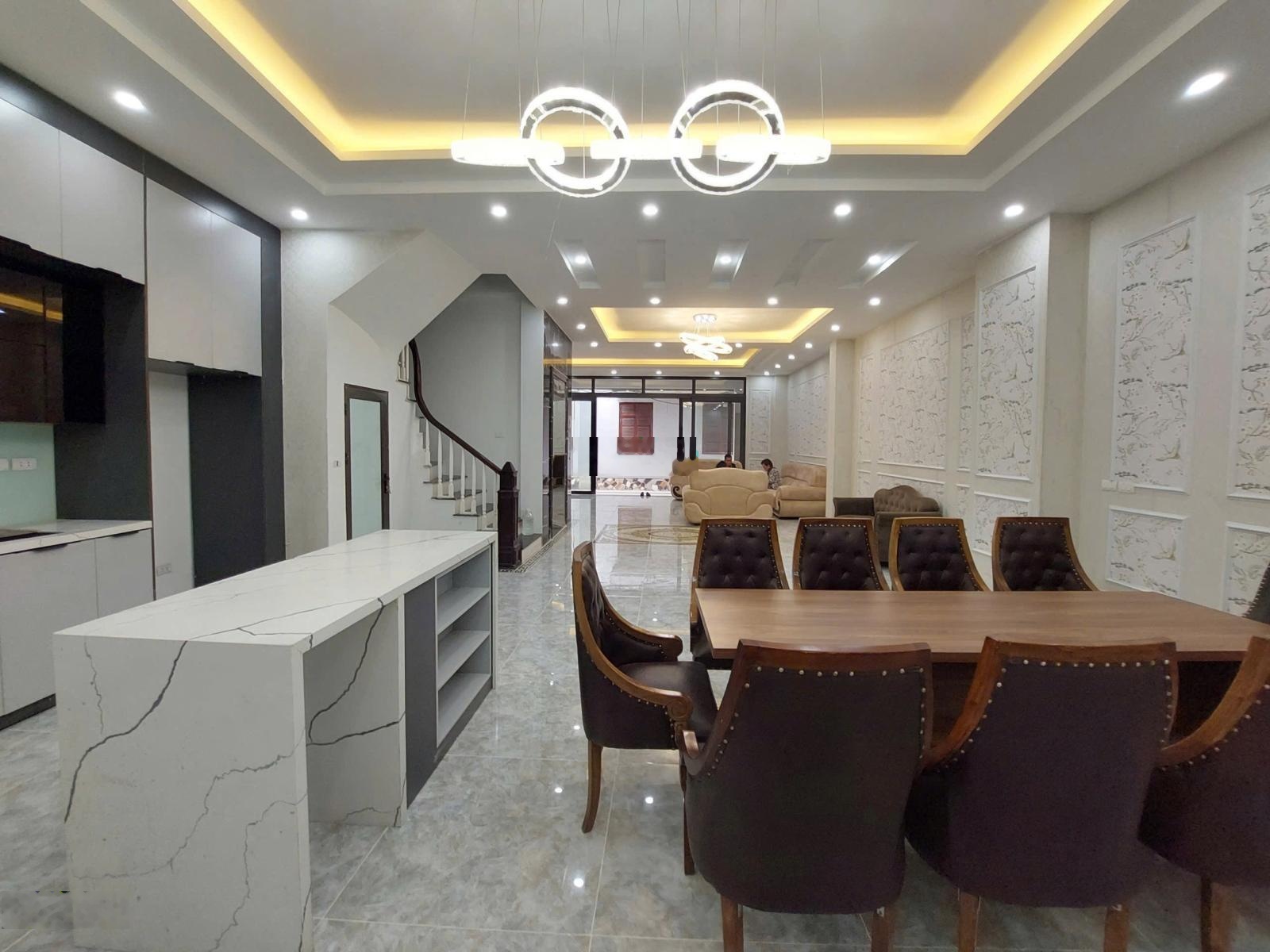 Bán nhà Nguyễn Văn Cừ - Sát phố - Văn Phòng 132m2 - 26.5 tỷ