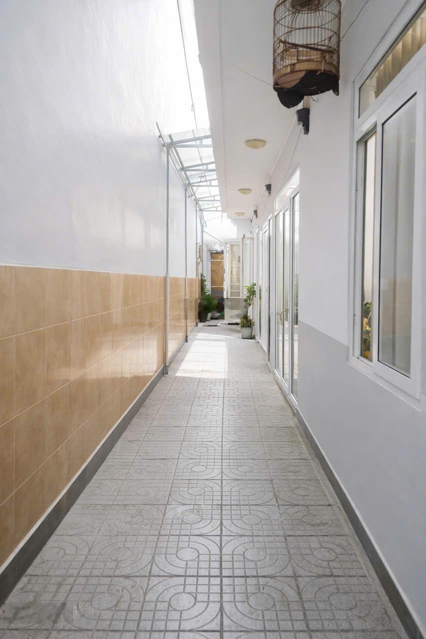 Nhà Bán Vip P2 Tân Bình - Thích Minh Nguyệt mặt tiền khu sân bay ngang 9m diện tích 182m²