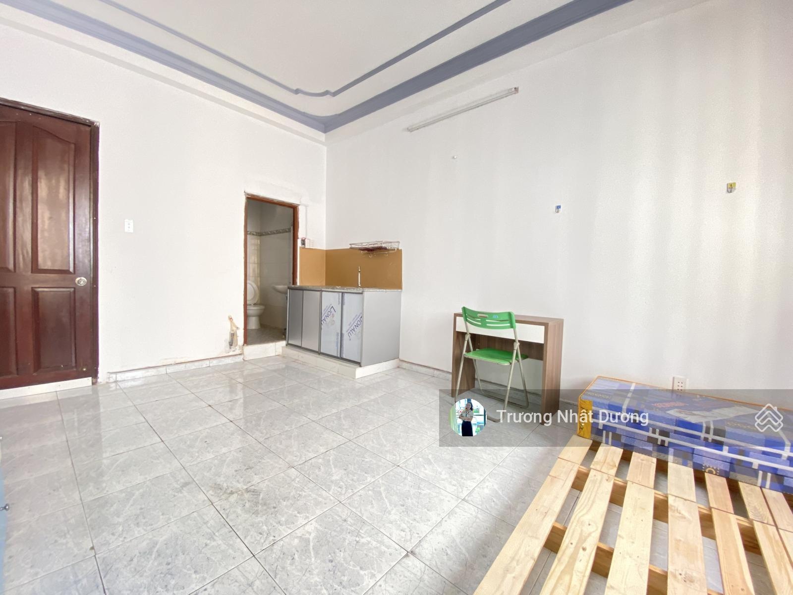 Giá giảm sốc dịp cuối năm - phòng ban công cửa sổ lớn cho giữ qua tết