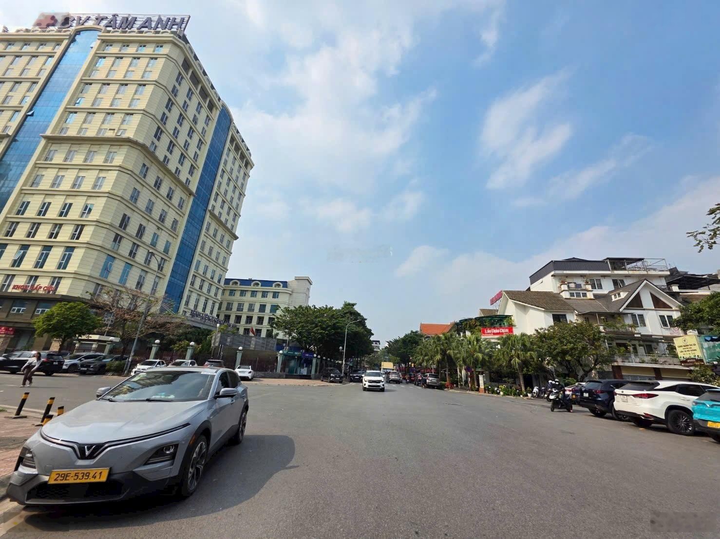 Bán nhà phố hồng tiến , dt 100m2 * m tiền 5m * thiết kế sân vườn siêu đẹp , ngõ thông xe 16 chỗ