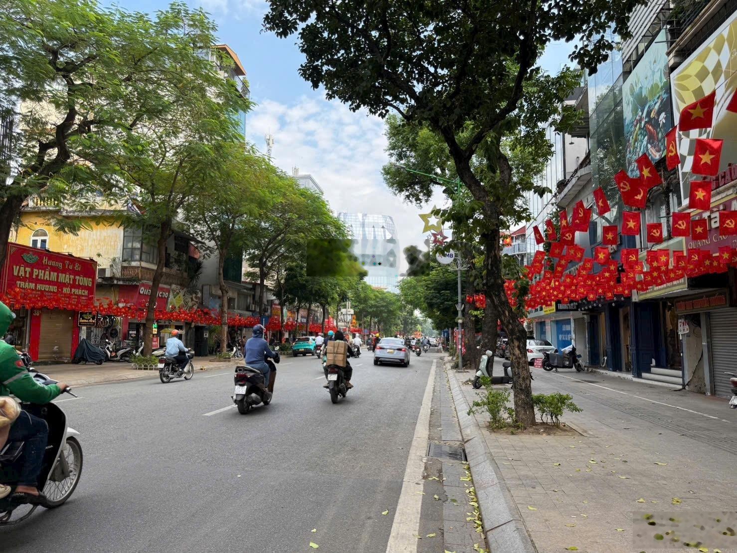 Bán gấp MP Nguyễn Thái Học - Ba Đình. 45m2. 2 Tầng. Giá 28,8 tỷ có TL. Kinh doanh sầm uất