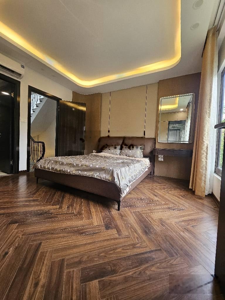 Bán gấp nhà tại Hồ Tùng Mậu, mặt đường 7m, 6 ngủ, hơn 13 tỷ, xách va li ở luôn, phố kinh doanh